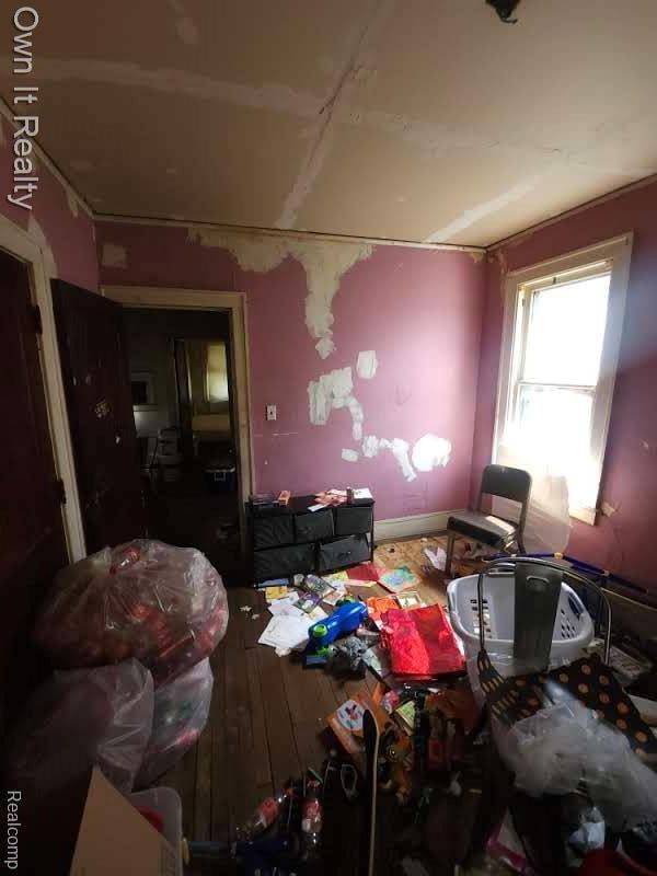 1950 Lawrence St, Detroit, MI 48206 - bedroom with an office area