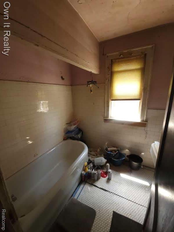 1950 Lawrence St, Detroit, MI 48206 - bathroom featuring a tub to relax in