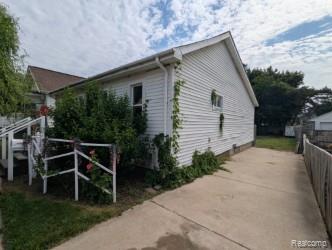61 W End Ave, Waterford, MI 48328 - view of property exterior