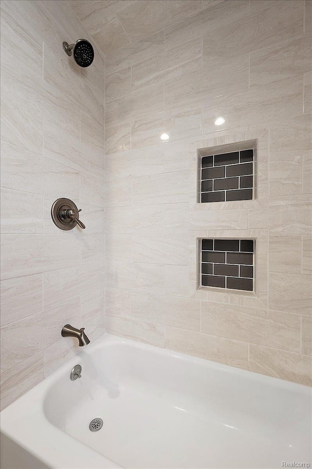 1450 Hampton Rd, Grosse Pointe Woods, MI 48236 - full bathroom featuring shower / tub combination