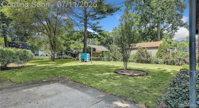1845 Van Courtland Dr, Troy, MI 48083 - view of grassy yard featuring a patio