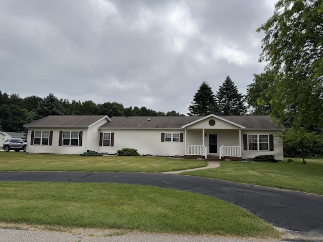 7826 Sunset Shores Dr Unit 43, Canadian Lakes, MI 49346 - single story home featuring a front yard and covered porch