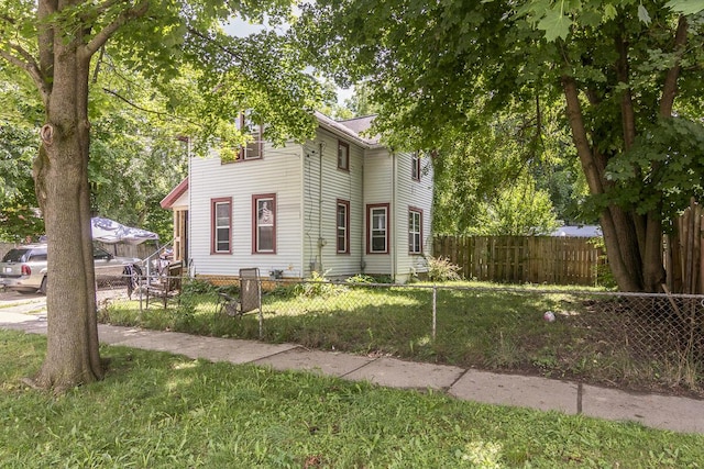 1228 Wells Pl, Kalamazoo, MI 49001 - view of front of home featuring a fenced front yard