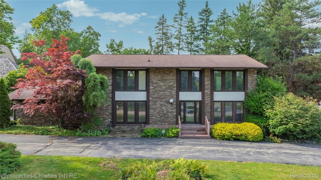 4724 Tara Ct, West Bloomfield, MI 48323 - view of front of house featuring brick siding