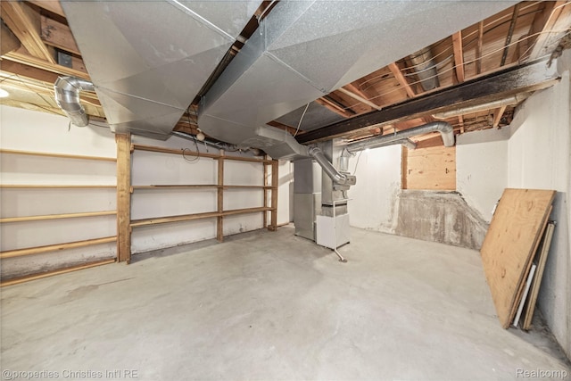 4724 Tara Ct, West Bloomfield, MI 48323 - unfinished below grade area with heating unit