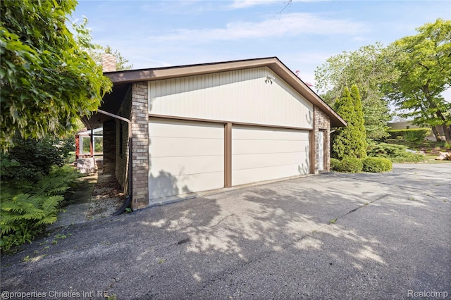 4724 Tara Ct, West Bloomfield, MI 48323 - view of garage