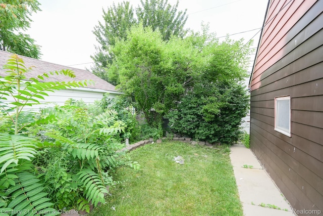 5720 Argyle St, Dearborn, MI 48126 - view of green lawn