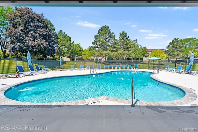 17979 University Park Dr, Livonia, MI 48152 - community pool with a patio
