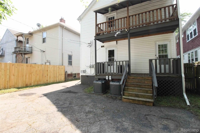 1324-1322 Wayburn St, Grosse Pointe, MI 48230 - rear view of house with a balcony