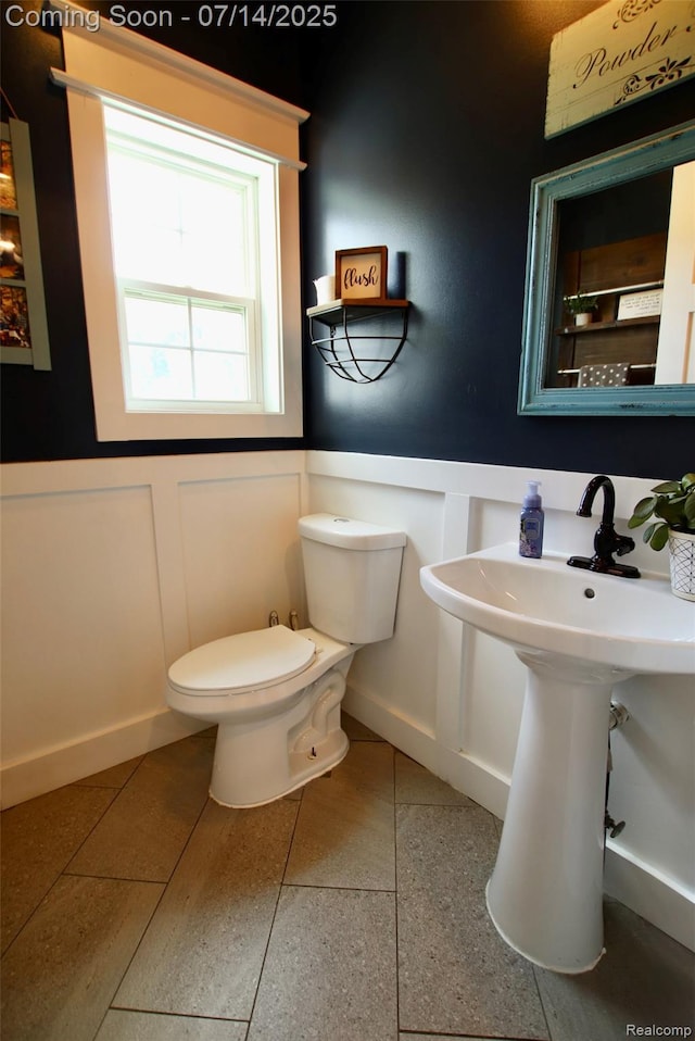 4385 Nelson Scott Dr, Holly, MI 48442 - bathroom featuring a decorative wall and wainscoting