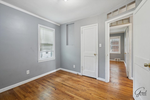 19007 Kentfield St, Detroit, MI 48219 - empty room featuring light wood-style flooring and ornamental molding