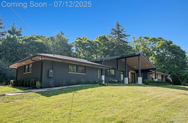 3539 Walbri Dr, Bloomfield Hills, MI 48304 - view of front facade with a front yard and brick siding