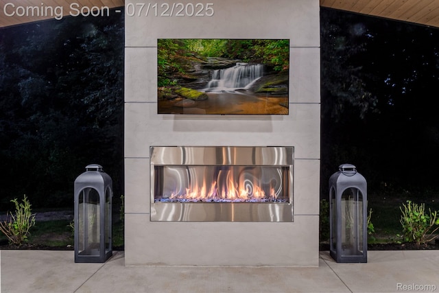3539 Walbri Dr, Bloomfield Hills, MI 48304 - detailed view of a lit fireplace and stucco siding