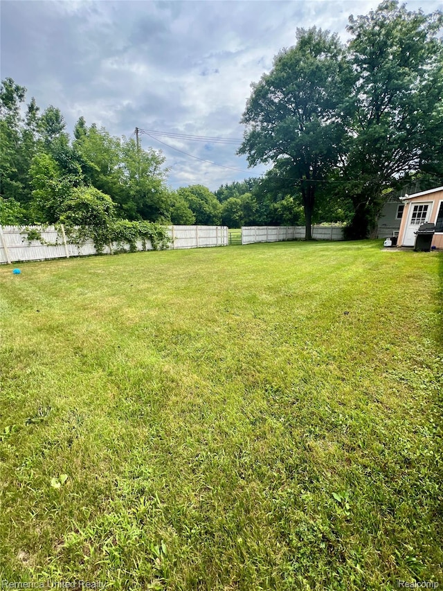 7270 Elizabeth Lake Rd, Waterford, MI 48327 - view of yard