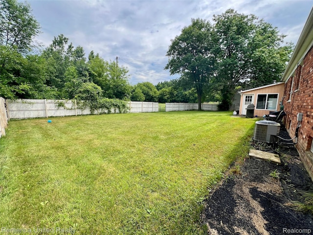 7270 Elizabeth Lake Rd, Waterford, MI 48327 - view of fenced backyard