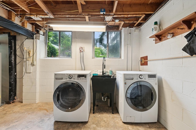 2422 Essex, Ann Arbor, MI 48104 - laundry room featuring independent washer and dryer