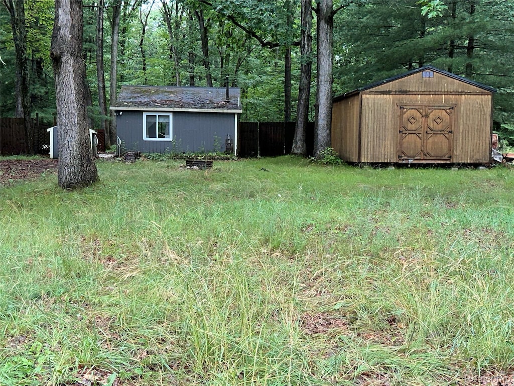 2673 Ivan, Harrison, MI 48625 - view of yard featuring a shed