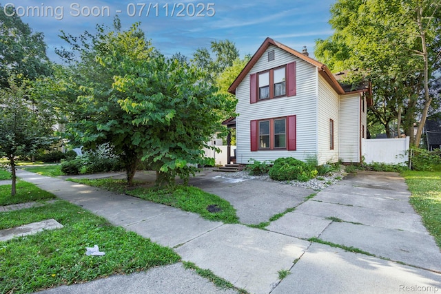 77 Hubbard St, Mount Clemens, MI 48043 - view of front facade featuring concrete driveway