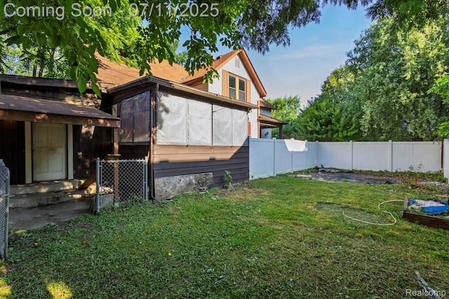 77 Hubbard St, Mount Clemens, MI 48043 - view of yard