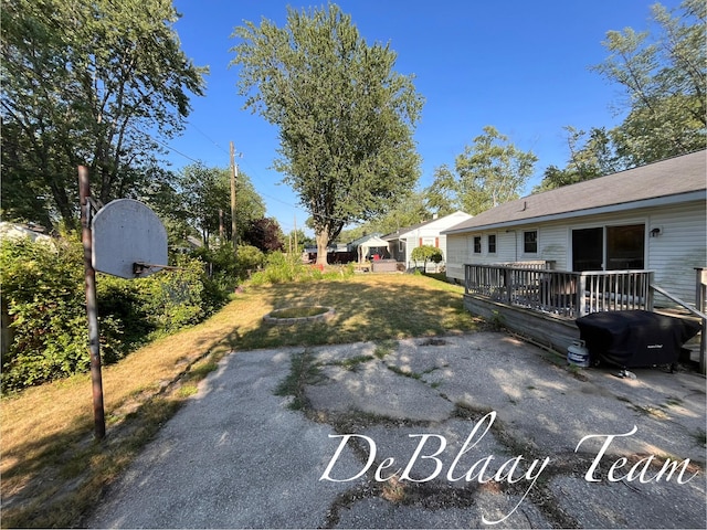 1056 Sherwood Rd, Muskegon, MI 49441 - view of yard with a deck