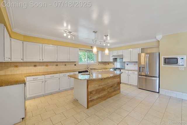 8400 Oak Shade Ct, Davison, MI 48423 - kitchen featuring stainless steel fridge with ice dispenser, a kitchen island with sink, backsplash, white cabinetry, and light stone countertops
