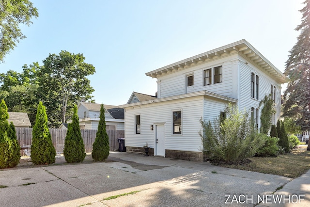 334 Washington Blvd, Holland, MI 49423 - italianate home with driveway