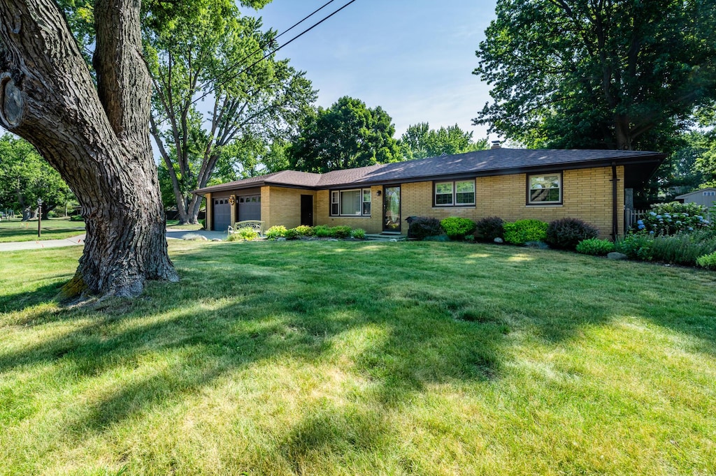 1686 N Teakwood Dr, Stevensville, MI 49127 - photo 1