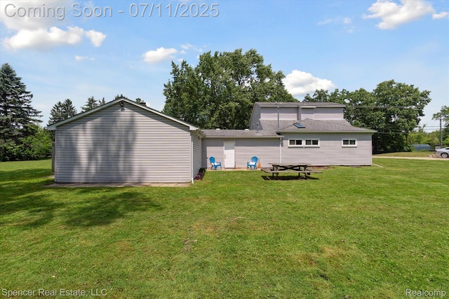 5045 Pine Knob Trl, Clarkston, MI 48346 - rear view of property featuring a lawn