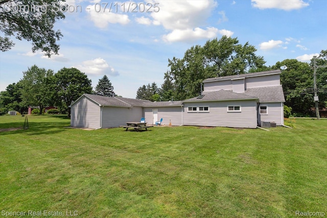 5045 Pine Knob Trl, Clarkston, MI 48346 - back of house featuring a lawn