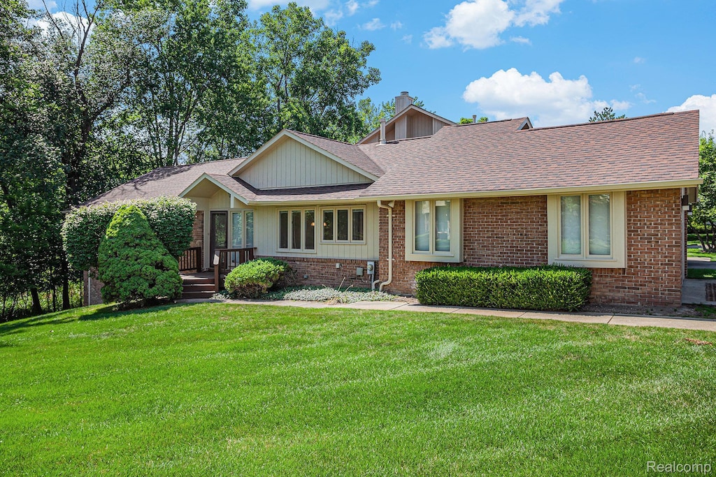 5503 Walnut Cir W, West Bloomfield, MI 48322 - photo 1