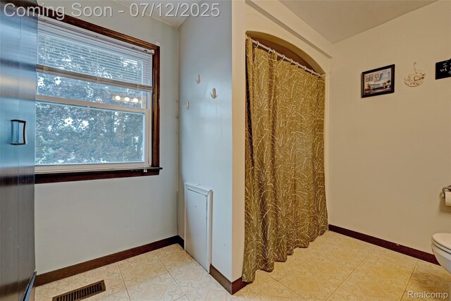 1962 Lake Pointe Dr, Ortonville, MI 48462 - bathroom featuring toilet and a shower with curtain