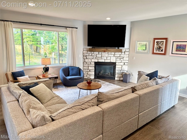 460 Lake Manitou Trl, Oxford, MI 48371 - living area with wood finished floors, a fireplace, and recessed lighting