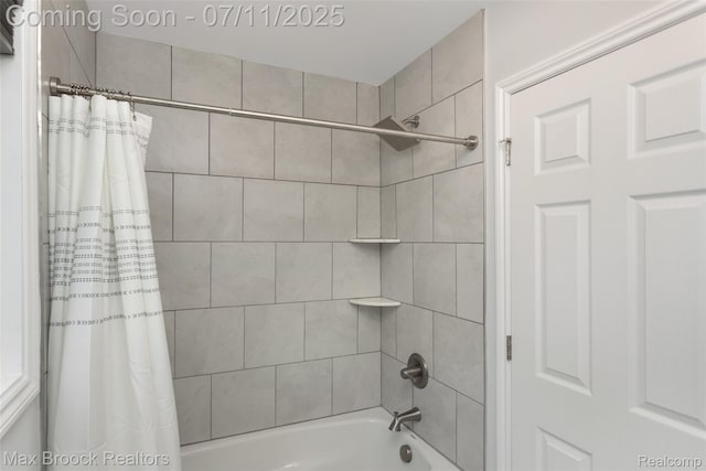 460 Lake Manitou Trl, Oxford, MI 48371 - full bathroom featuring shower / tub combo with curtain