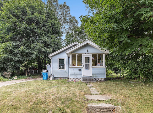 1638 Cherry St, Niles, MI 49120 - view of front of home featuring entry steps and a front lawn