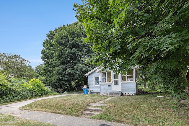 1638 Cherry St, Niles, MI 49120 - view of front of property featuring a front yard and entry steps