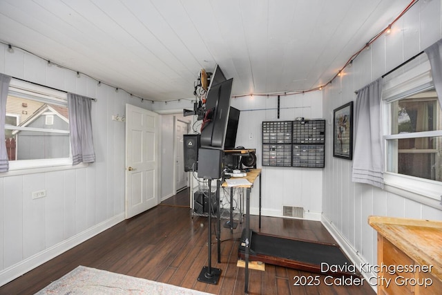 122 Dwight Ave SE, Grand Rapids, MI 49506 - workout area featuring wood-type flooring and baseboards
