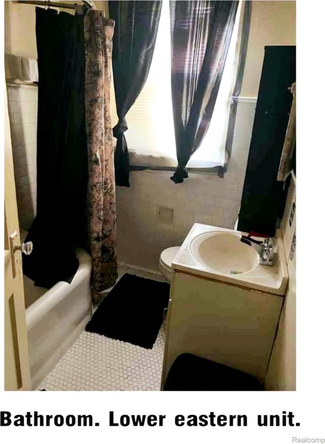 2683 Sturtevant St, Detroit, MI 48206 - bathroom with vanity and shower / bath combo with shower curtain