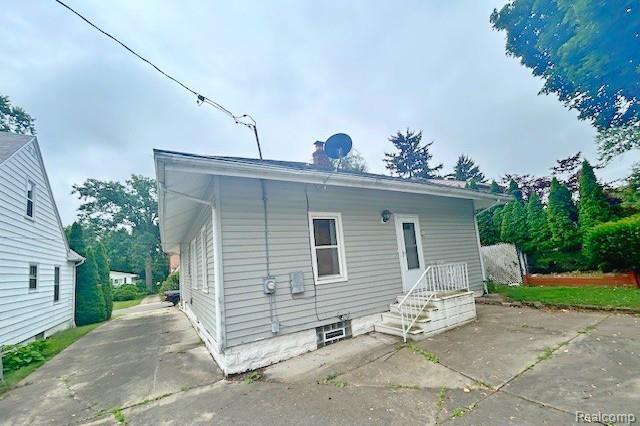 2170 Avondale St, Sylvan Lake, MI 48320 - rear view of property