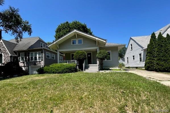 2170 Avondale St, Sylvan Lake, MI 48320 - bungalow-style home with covered porch and a front lawn