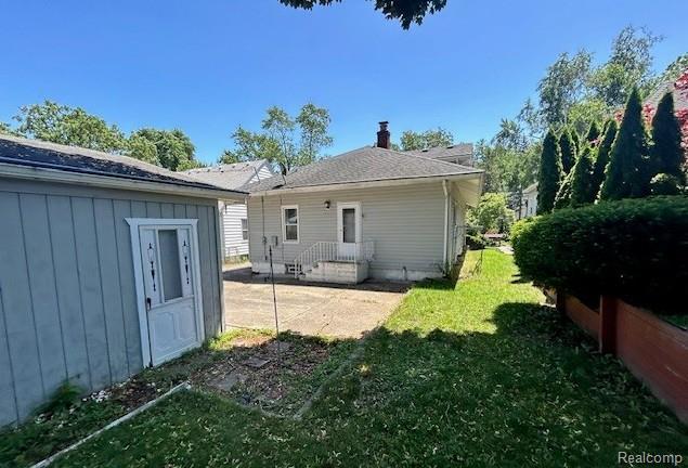 2170 Avondale St, Sylvan Lake, MI 48320 - rear view of property featuring a yard