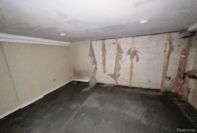 2170 Avondale St, Sylvan Lake, MI 48320 - unfinished basement with baseboards