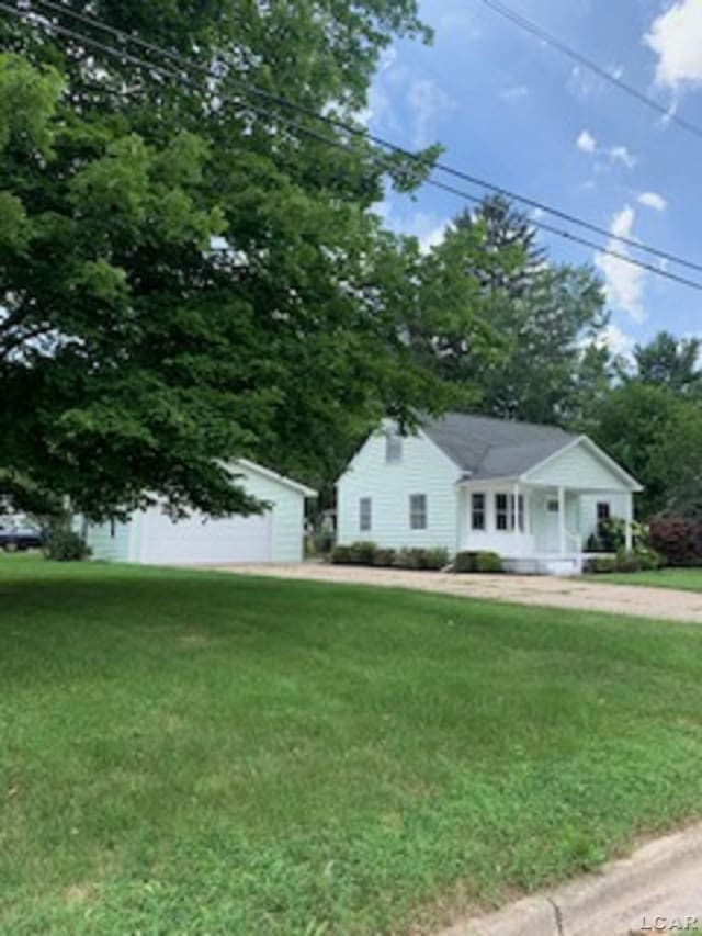 609 Orchard Ln, Tecumseh, MI 49286 - view of front facade featuring a front lawn and an outbuilding