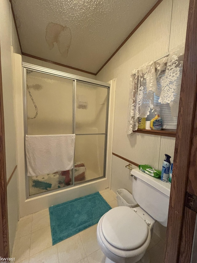 2500 Mann Rd, Clarkston, MI 48356 - full bath featuring a textured ceiling, a shower stall, vaulted ceiling, and ornamental molding