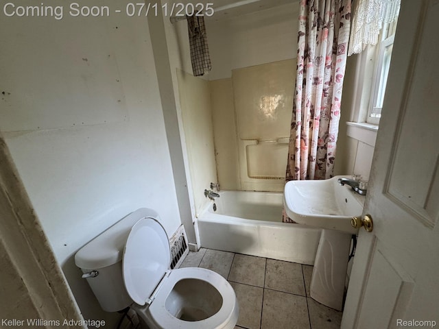 285 Voorheis St, Pontiac, MI 48341 - full bath featuring tile patterned flooring and shower / bath combination with curtain