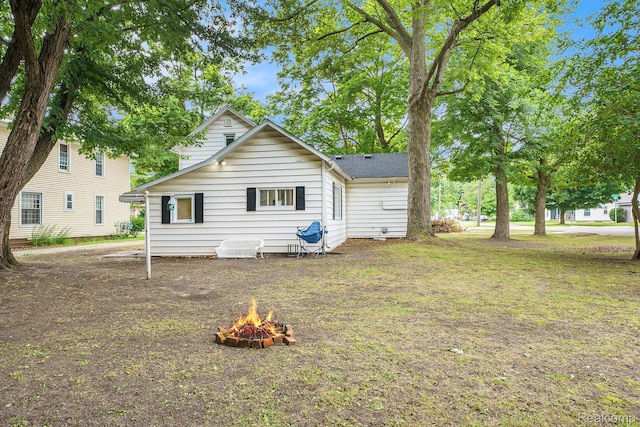 124 N Line St, Chesaning, MI 48616 - back of house with an outdoor fire pit
