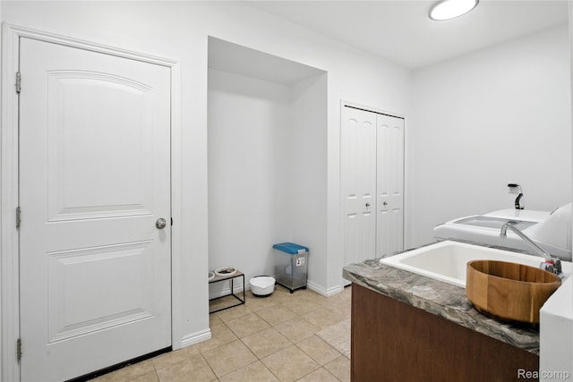 27245 Ritter Blvd, Flat Rock, MI 48134 - laundry area with light tile patterned floors and washing machine and clothes dryer
