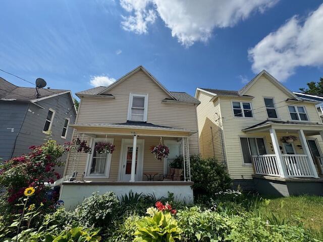 908 Hall St SE, Grand Rapids, MI 49507 - traditional-style house with a porch