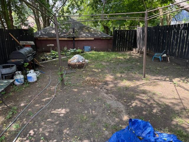 908 Hall St SE, Grand Rapids, MI 49507 - view of fenced yard