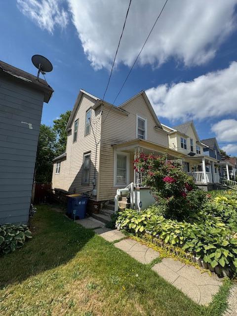 908 Hall St SE, Grand Rapids, MI 49507 - view of front of property featuring a front lawn