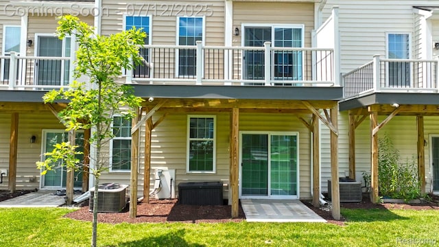 2825 Ridington Rd, Ann Arbor, MI 48105 - rear view of house featuring a lawn
